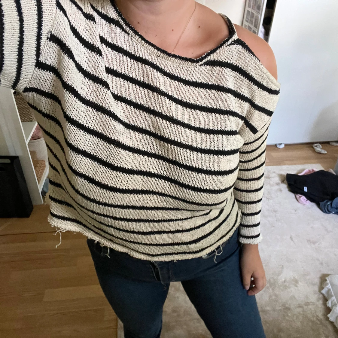 Randig stickad tröja med offshoulder - 1