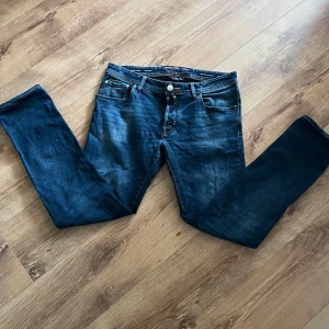 Jacob Cohën jeans - Säljer ett par feta Jacob Cohen jeans i slim fit. Riktigt snygga med unika detaljer på insidan och runt midjan. Storlek 34, kommer utan defekter skick 9/10. Ca 5000-6000 nypris. Hör av er vid funderingar! (Inte mina bilder säljer för de satt tajt på mig)