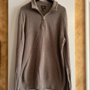 Stickad half zip tröja från H&M - Säljer en riktigt snygg beige stickad tröja från H&M i slim fit med half zip och krage. Är i väldigt bra skick och är perfekt för hösten!