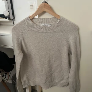 ONLY stickad tröja - Säljer då den inte kommer till användning.