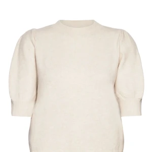 Ljus stickad tröja från Vero Moda - Superfin ljus stickad tröja från Vero Moda med puffiga halvlånga ärmar och ribbade muddar. Enkel och stilren design som passar perfekt till jeans eller kjol. Mjuk och skön att ha på sig, perfekt för lager-på-lager under kyligare dagar.