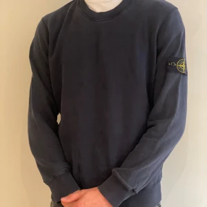 Stone Island sweatshirt  - Säljer min mörkblå sweatshirt från Stone Island ! Modellen är 187 och 70 kg. Tröjan är perfekt för dig som gillar stilrena och snygga plagg💫 Skriv gärna om du har funderingar eller vill se fler bilder !