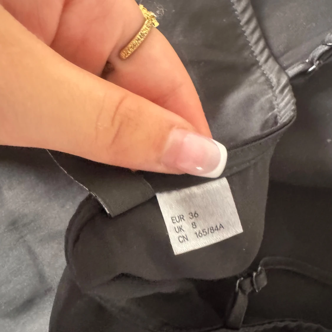 Svart linnetopp med spetsdetaljer - 2