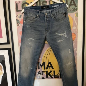 Replay jeans - Snygga ljusblå jeans från Replay, modell Willbi med regular slim fit. Jeansen har slitna detaljer och en klassisk femficksdesign. Materialet är mjukt denim i bomull och passformen är smal men inte supertight. Perfekta för en avslappnad och trendig look. Lik passform som anbass, kol privat för fler frågor samt funderingar:) mvh
