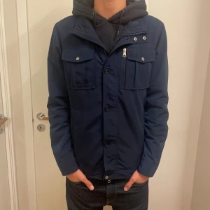 J.Lindeberg jacka  - Sjukt fet och eftertraktad field jacka från J.lindeberg jacka i sjukt bra skick. Modellen är ca 190. Skriv gärna vid frågor 😊✅