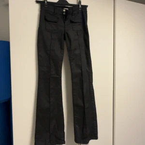 Nelly low waist jeans -  Innerbenslängd 79cm.OBS! Modellen som ej säljs längre! Storlek 36 men ganska små i storlek så passar 34. Har sina slitningar men knappt något som märks. Nypris 700kr