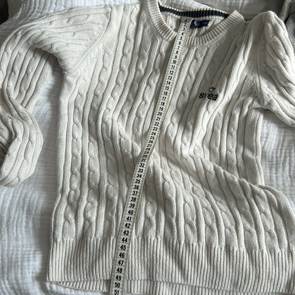 Vit kabelstickad tröja från Svea - 3