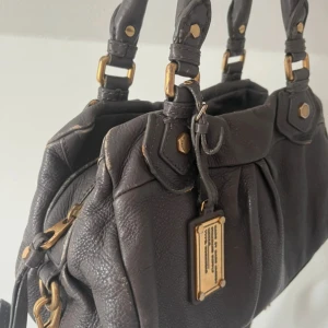 Marc Jacobs väska  - Sååååå himla fin väska från Marc Jacobs! Lite defekter som är vanligt slitage! Mycket sparsam och försiktigt använd 💞💞💞🫰🏼 
