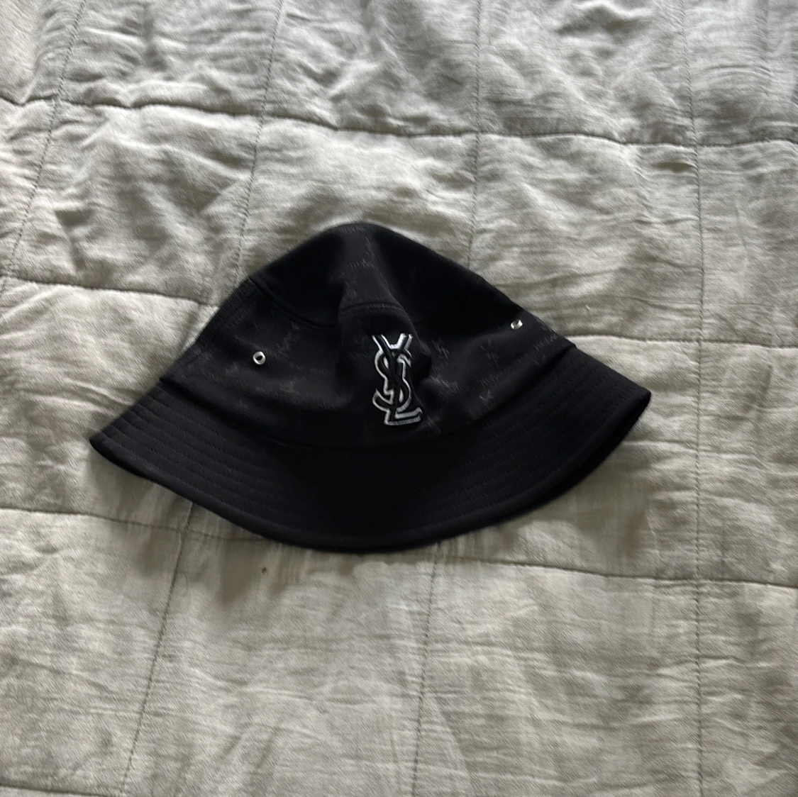 Svart YSL bucket hat