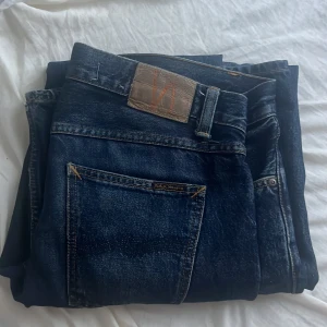 Nudie jeans w32 L34 - Ett bra jeans från nudie stright fit/slim riktigt feta 