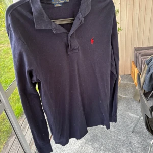 Mörkblå långärmad tröja  från Ralph Lauren - Säljer nu en mörkblå långärmad tröja från Ralph lauren. Knappt använd. Inga skador eller täcken på slitage. Hör gärna av dig vid frågor och funderingar. 
