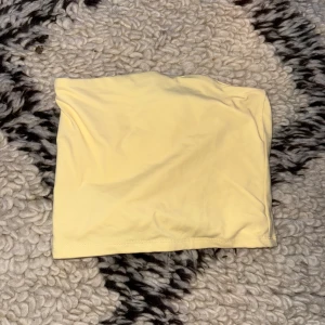 Ljusgul tube top  - Ljusgul tube top som är använd en gång. Storlek: xs