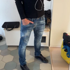 Jack and Jones  - Säljer ett par galet snygga jeans med slitningar från jack and Jones, skriv om du har några frågor eller funderingar!!!