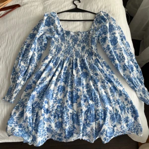 Blommig klänning - Från Vero Moda i storlek S. Använd en gång 