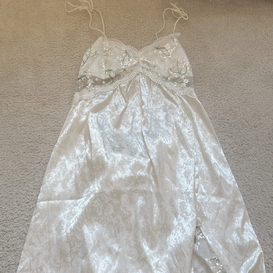 Vit blommig satin klänning med broderi