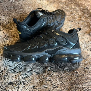 Nike Vapormax Plus Svarta - Säljer ett par helt nya Vapormax Plus från Nike som endast är provade och aldrig använda 🆕skick 10/10, Storlek 45 kan funka för 44 okså. Säljer dom för att dom inte kommer till användning. Nypris 2500, säljes billigt för jag saknar lådan. Hör av dig vid frågor eller funderingar Mvh 🌟