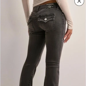 Grå true religion - Knappt använda. Storlek 26. Sista bilen är hur färgen ser ut, lite ljusare än bilderna. 