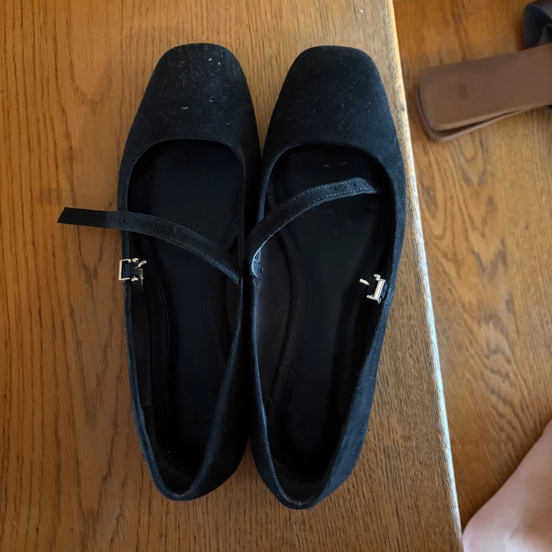 Svarta ballerinaskor med rem från H&M - 1