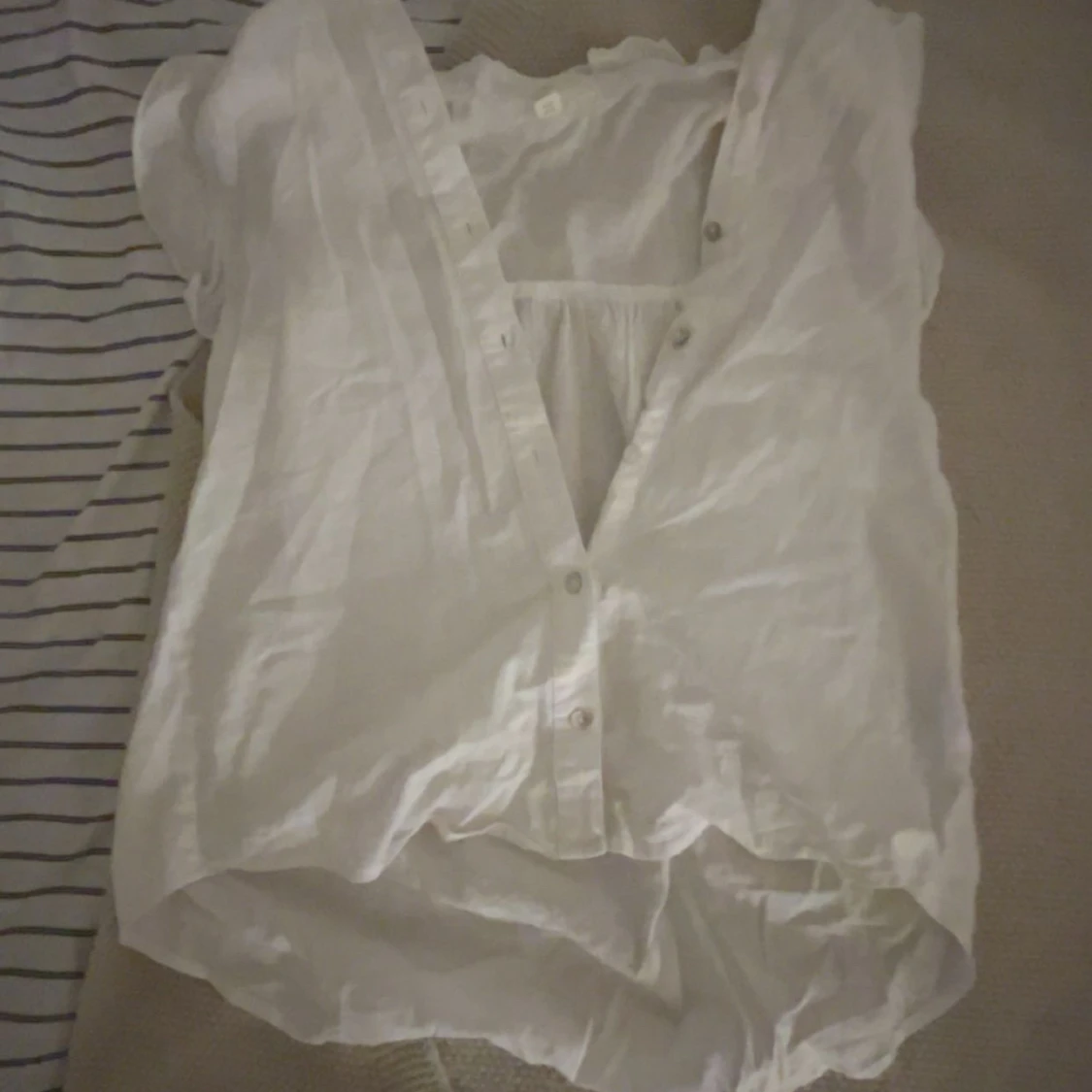 Vit v-ringad skjorta i linne