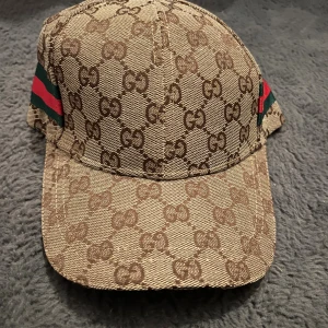 Snygg beige keps - Pris kan diskuteras