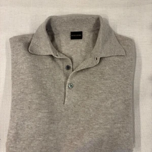 Rose & Born cashmere  -  Långärmad piké Tröja från Rose & Born. 90% Wool 10% Kashmir. Nypris 3000kr 