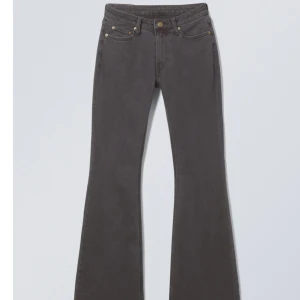 Svarta flared jeans från Weekday - Snygga svarta jeans från Weekday i modellen Flame med låg midja och utsvängda ben. Jeansen har klassisk femficksdesign, slim passform upptill och är tillverkade i stretchig denim för en bekväm känsla.