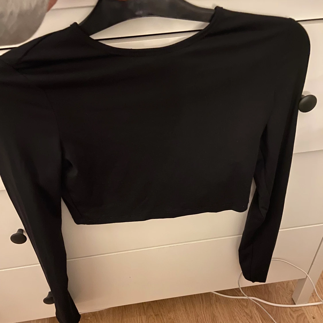 Svart croppad långärmad topp