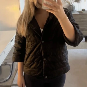 trekvartsärmad jacka - fin trekvartsärmad jacka som jag säljer då den inte passade mig ☺️ köpt här på plick så vet ej vart den är ifrån och storleken står ej, men skulle säga xs-s💓