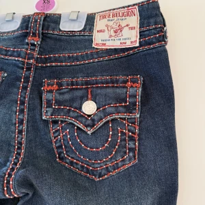 True religion jeans - helt nya superfina, oanvända med prislapp kvar True religion jeans i strlk w25, köptes på raglady, säljer då de är för små för mig, orginalpris 2399 kr💕