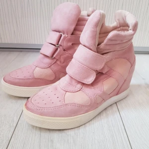 Isabel marant skor - INTRESSEKOLL!! Isabel Marant liknande skor i ljusrosa och vit färg. Skit snygga och hade behållt de om jag kunde gå i sånna här skor hihi, letar efter de perfekta. Perfekt till vardagen eller fest i storlek 38!