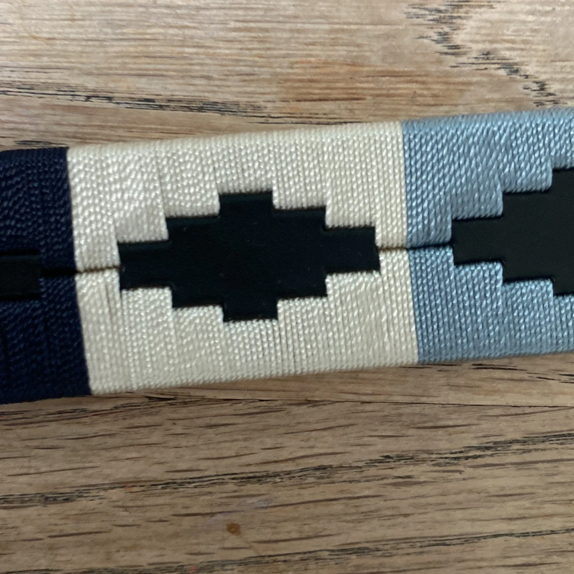 Mönstrat svart skärp med mässingsspänne - 2