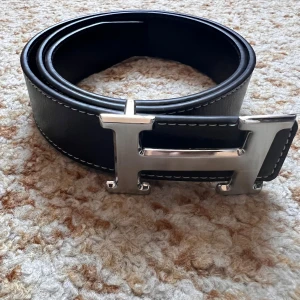Svart H bälte - Säljer mitt svarta Herrmes bälte i storlek 115cm. Det är i mycket bra skick. Pris kan diskuteras vid snabb affär. Kom privat för fler frågor 