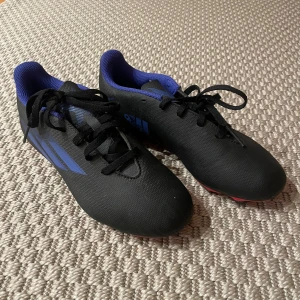 Adidas Speedflow 4 - Helt nya Adidas fotbollsskor, säljs pga att jag äntligen hittade dom, testade bara en gång sedan stoppade undan dom och visste att jag hade växt ur så brydde mig inte. 