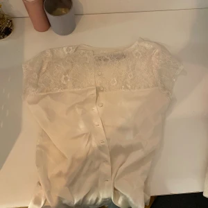 Skjorta med spets från tiger of sweden - Bra skick! Står 38/M men passar som S också!