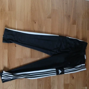 Adidas byxor - Bra shick