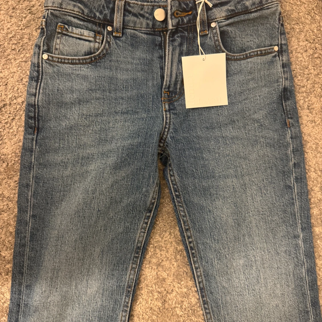 blåa lågmidjade utsvängda jeans (bikbok)