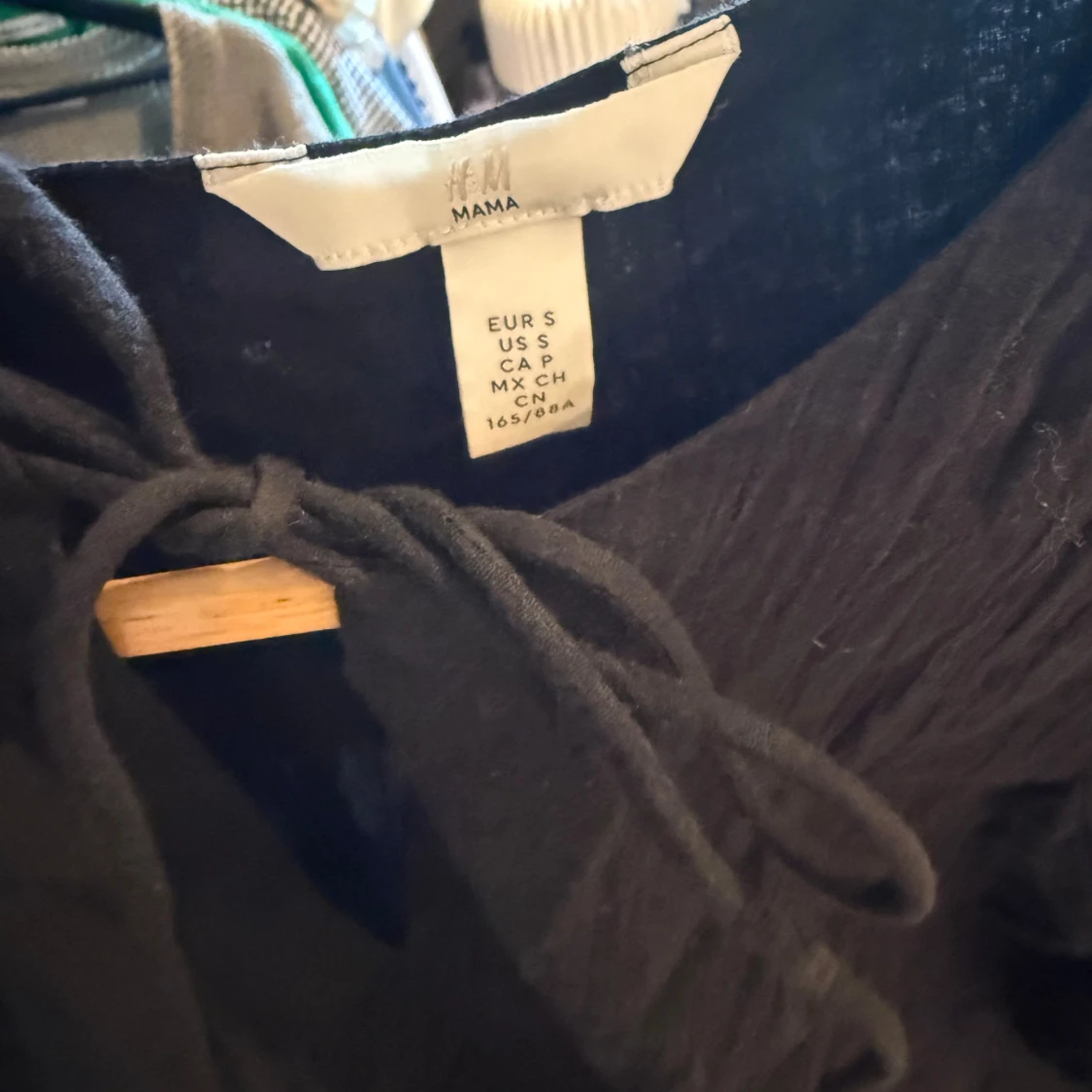 Svart blus med knyt HM - 2