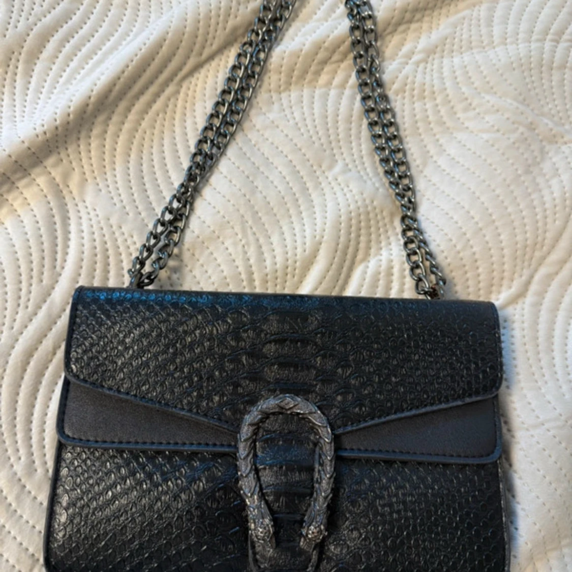 Svart axelväska med kedja och ormdetalj