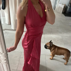 Rosa klänning  - Säljer denna fina Massimo Dutti klänning en äldre modell, endast använd på en bröllopsfest. 💕