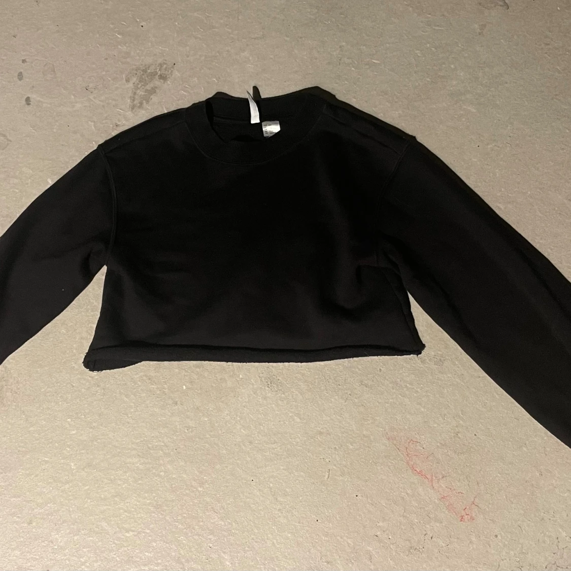 Svart croppad sweatshirt från H&M