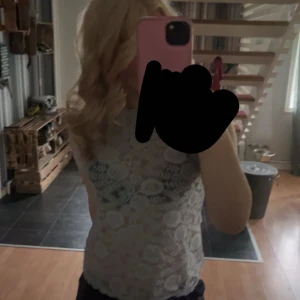 Blå blus - Säljer en blå spets blus, jätte fin o perfekt till finare tillfällen eller skolan, säljer den då den inte kommer till användning tyvärr.