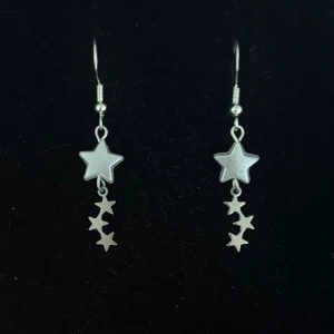 Silvriga örhängen med stjärnor - Handgjorda och unika silverörhängen 🤩 Öronhängerna är nickelfria och silverpläterade i kirurgiskt stål, resterande av örhänget är i rostfritt stål (ej silverpläterat) 💕🙏 4 cm långa. Alla köp görs via ”KÖP NU” knappen.  💐