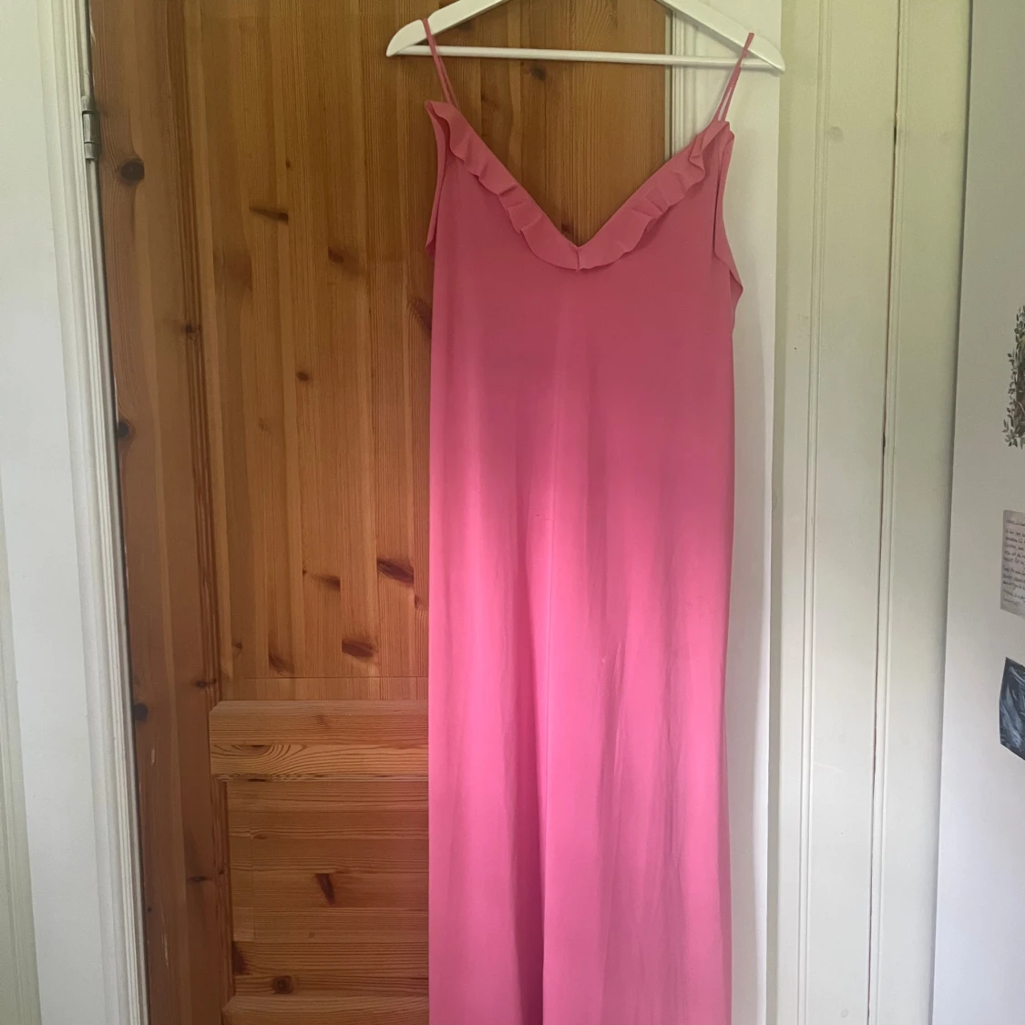 Rosa långklänning med volangdetalj