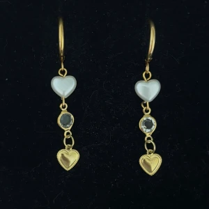 Guldiga örhängen med hjärtan och pärlor - Handgjorda och unika guldörhängen 🤩 Öronhängerna är nickelfria och guldpläterade i kirurgiskt stål, resterande av örhänget är i rostfritt stål (ej guldpläterat) 💕🙏 4 cm långa. Alla köp görs via ”KÖP NU” knappen.  💐