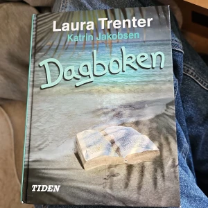 Dagboken - En bok med strandtema och en dagbok på omslaget, perfekt för dig som gillar mysterier och berättelser med sommarkänsla. Passar unga läsare som vill ha en spännande och engagerande läsupplevelse.