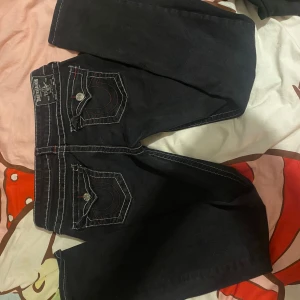 Svarta true religion byxor  - Storlek 28 true religion byxor. Super bra skick men säljer för dom blivit för stora.