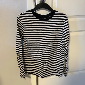 Randig långärmad - Sällan använd - bra skick small/xs