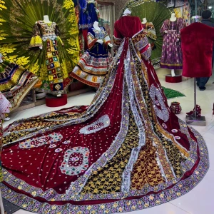 Vinröd långklänning - Superunik vinröd långklänning med maxad släp, broderier i guld, silver och vitt samt färgglada detaljer. Klänningen har puffiga ärmar, bred kjol och är dekorerad med speglar, pärlor och mönster. Perfekt för dig som vill sticka ut på bal eller fest. Generellt är det afghansk kultur kläder. Jag är 162 och väger 48 kg och är lite sto, generellt skulle det passa många eftersom det är en stor lång klänning 