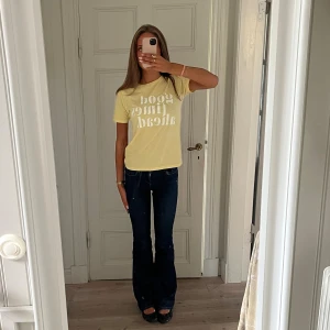 Gul t-shirt - Gul fin T-shirt💛🌼
