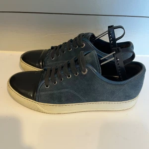 Lanvins med Glans  - Säljer dessa otroligt feta Lanvin skor med glans 9/10 skick enda defekten är där framme. Storlek: uk 7 fits 41/42 Pris är diskuterbart ✅ Bara att höra av dig vid frågor!  5/5 reviews här på Plick ⭐️ Fraktar samma dag 📦 